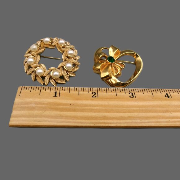 2 Avon Vtg Brooch Lot, Evening Creation Pearl Wreath, Ribbon Heart Emerald Gem - Picture 5 of 6